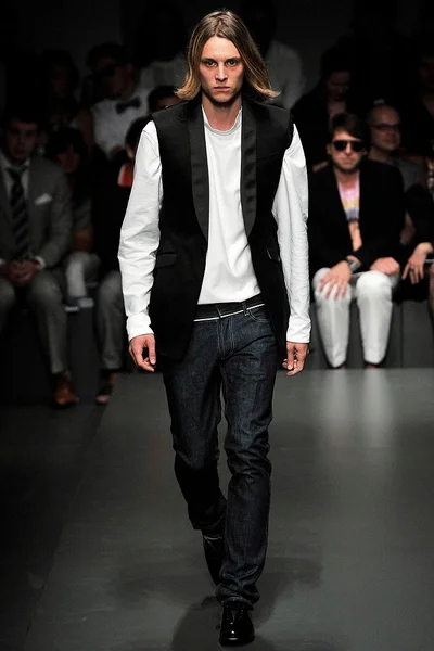 Look 11